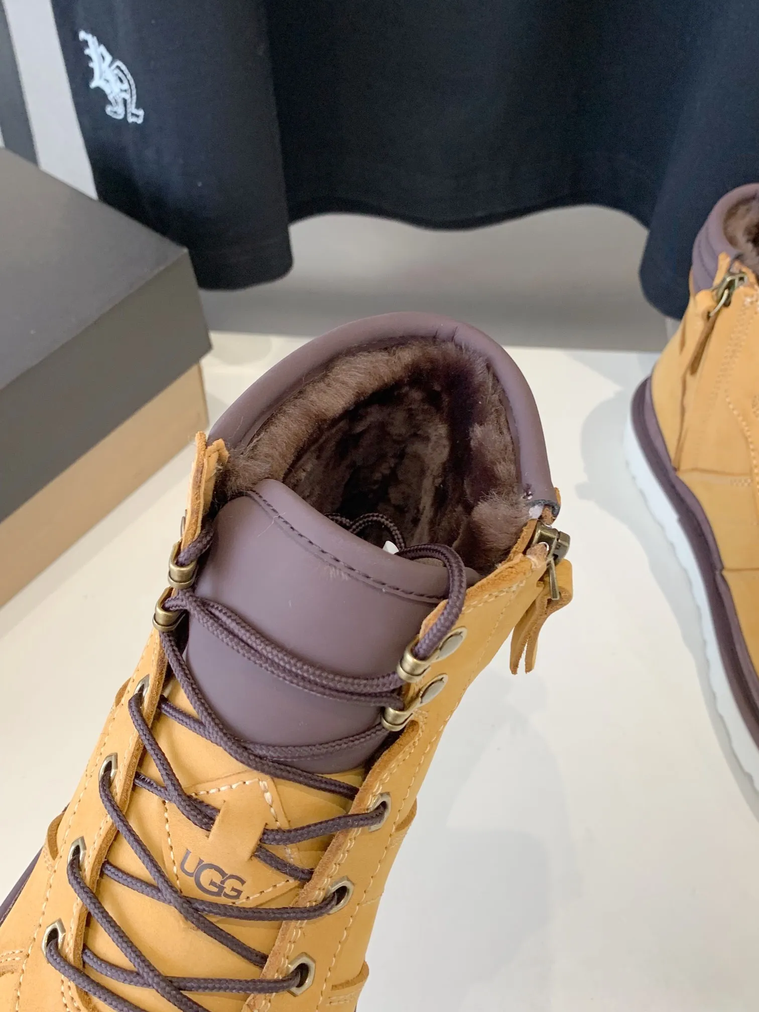 [UGG] P: 660💰 Men's model. Size: 39-44 𝐔gg 1122170 Side zipper Highlander men's shoes. Men's sheepskin lining imported from Australia. Sole. Light wing technology outsole. The upper foot is very comfortable. Men's snow boots are OK for husband and dad. High-end atmosphere. Three colors: chestnut, dark brown, olive green.